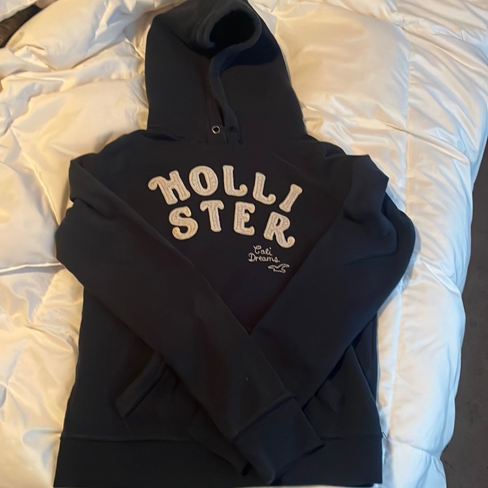 Women’s medium Hollister sweatshirt.